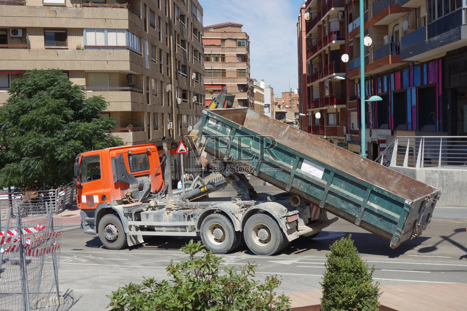 在萨拉戈萨市装载集装箱的卡车照片摄影图片