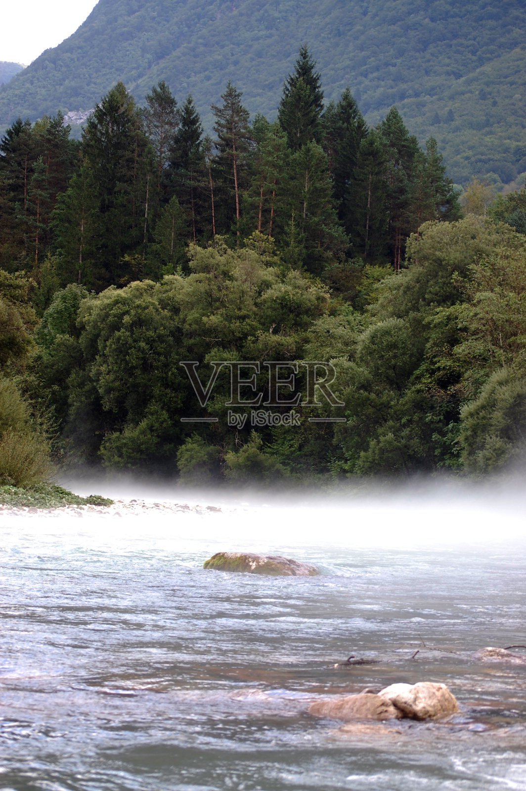 蓝色河上的雾照片摄影图片