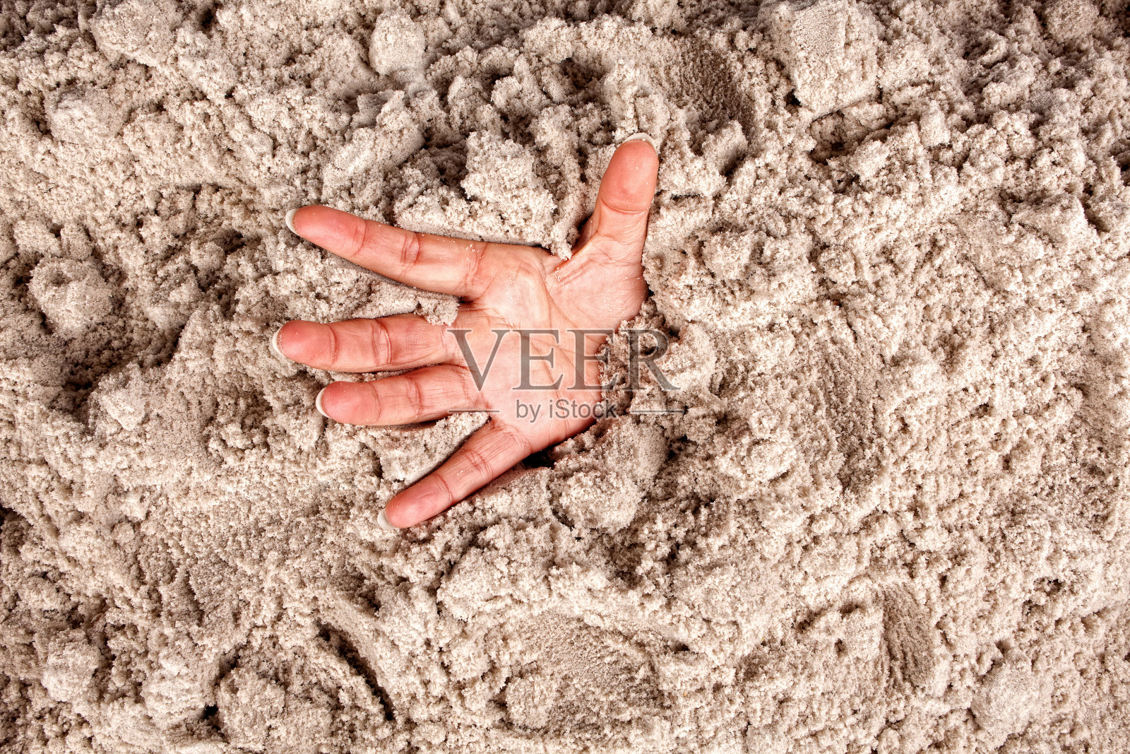 从沙中伸出的手特写照片摄影图片