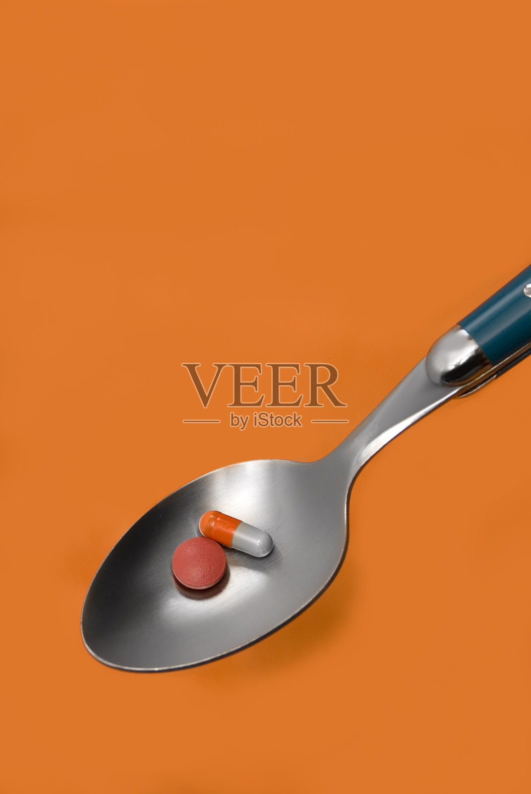 药片在勺子照片摄影图片