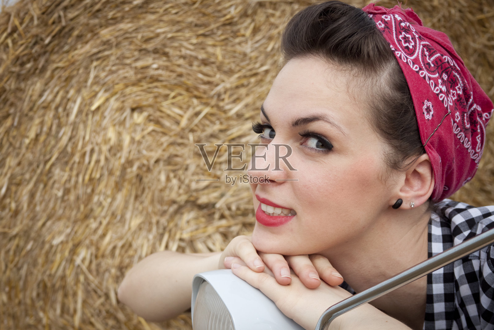 美丽的微笑海报女郎在复古摩托车上照片摄影图片