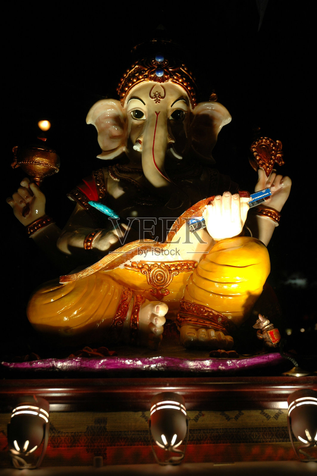 在暗室里用麦克风唱歌照片摄影图片