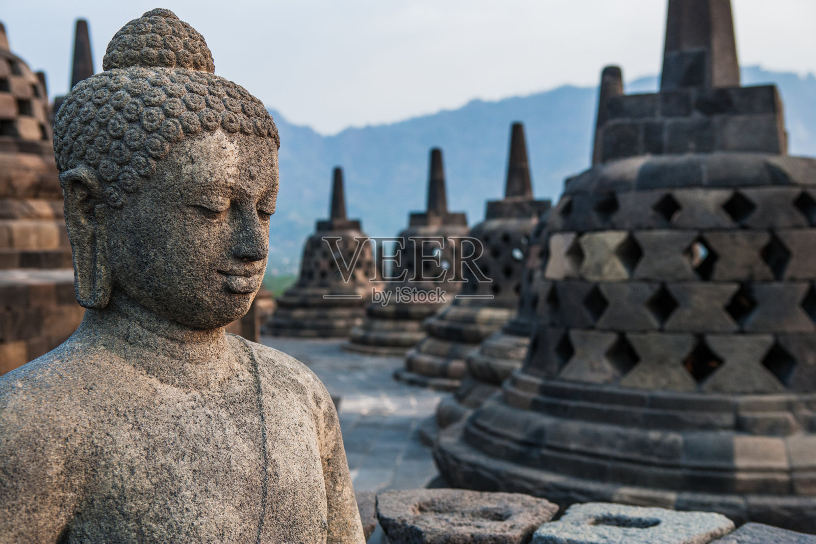 印度尼西亚婆罗浮屠寺顶部的佛像。照片摄影图片