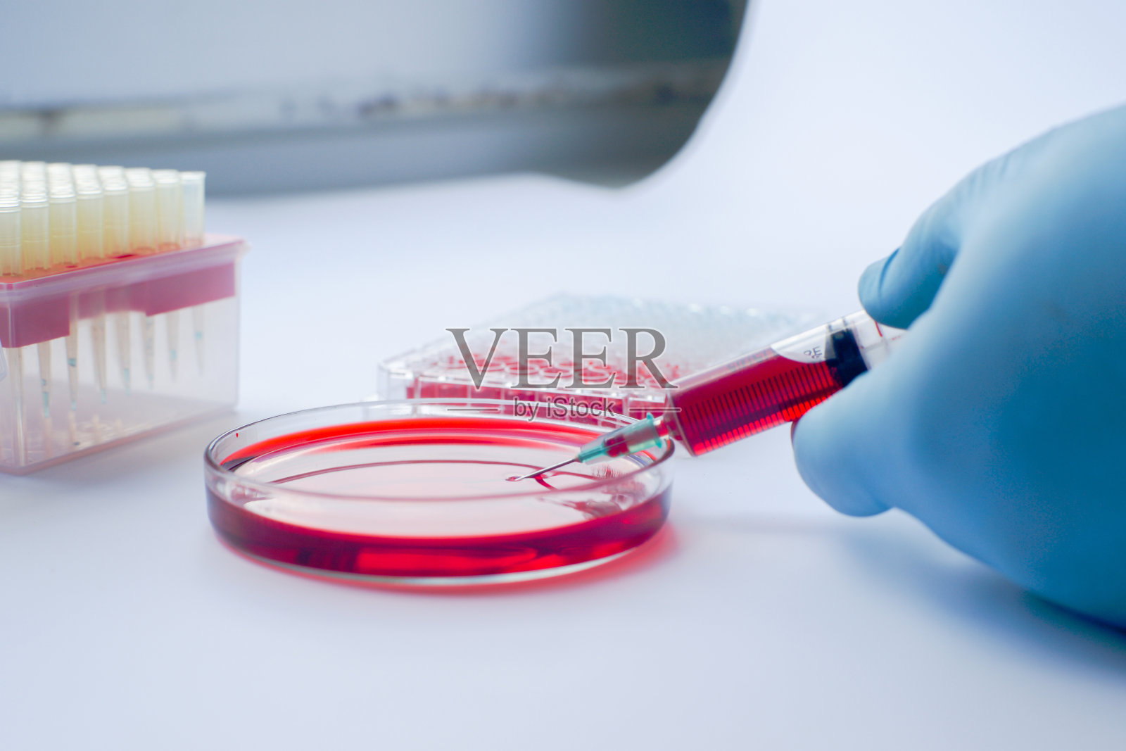 在实验室从事血液检测工作的科学家照片摄影图片