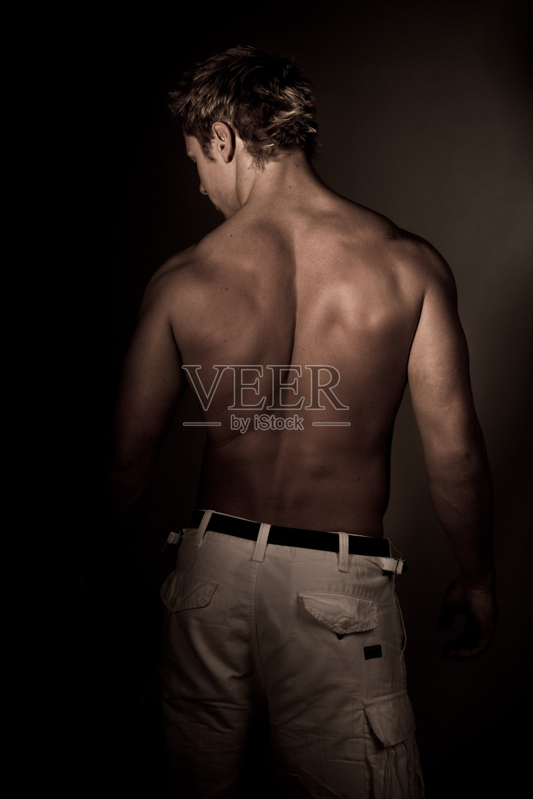 一个年轻英俊的男人的背影照片摄影图片