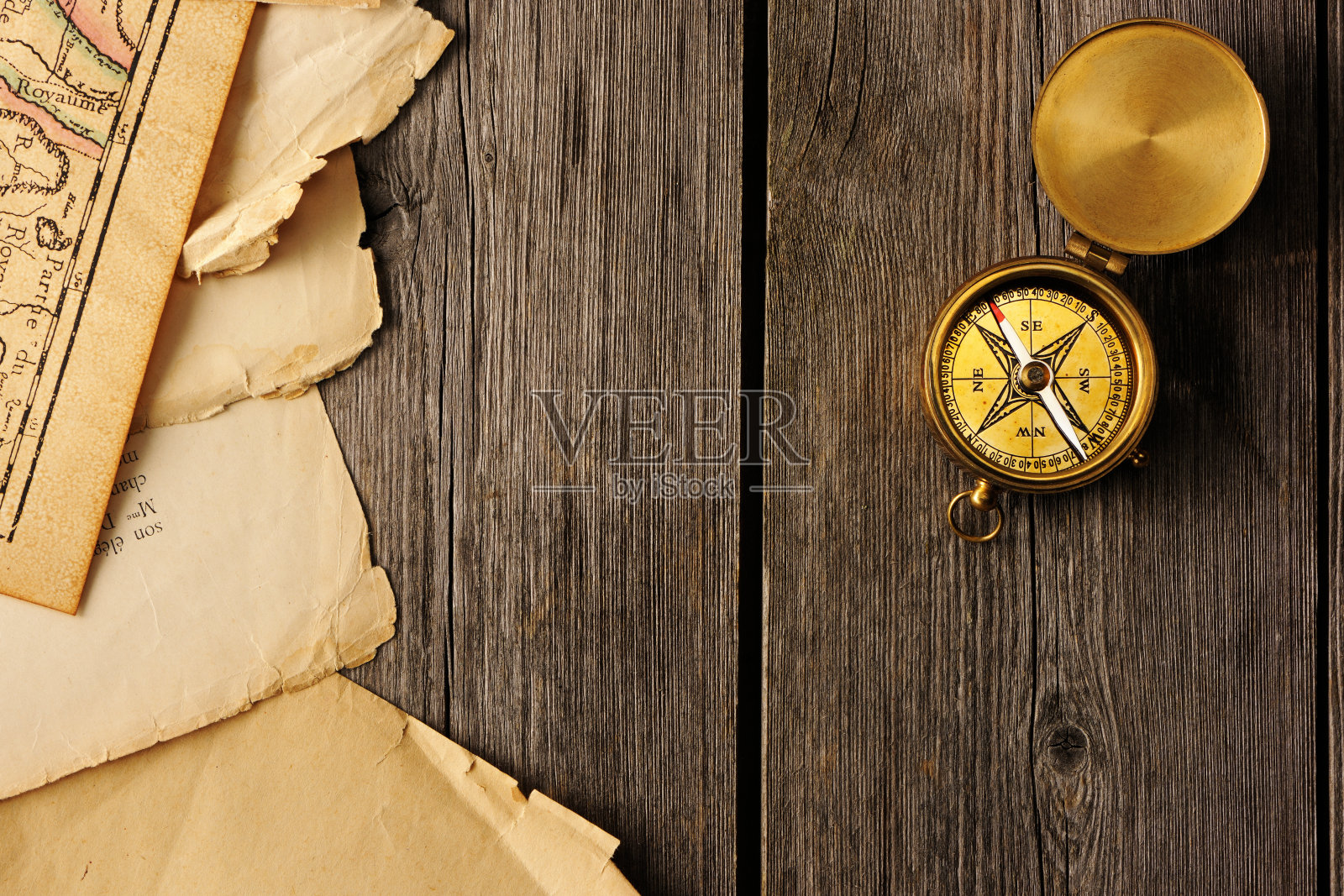 木制背景上的古董指南针照片摄影图片