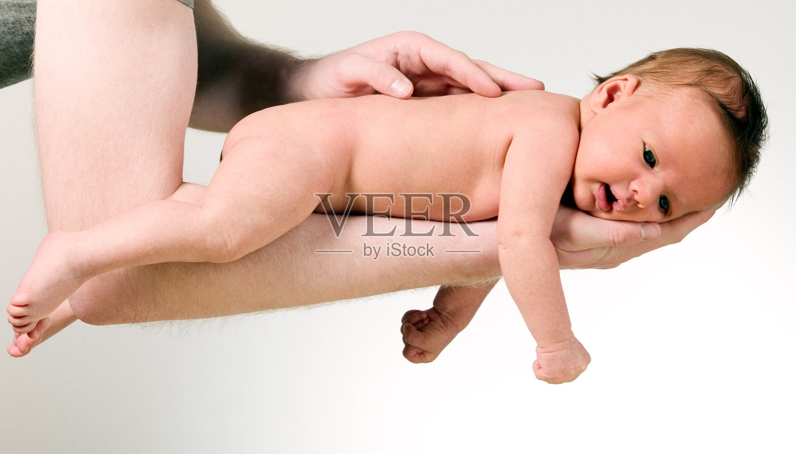 父亲手里抱着小男孩照片摄影图片