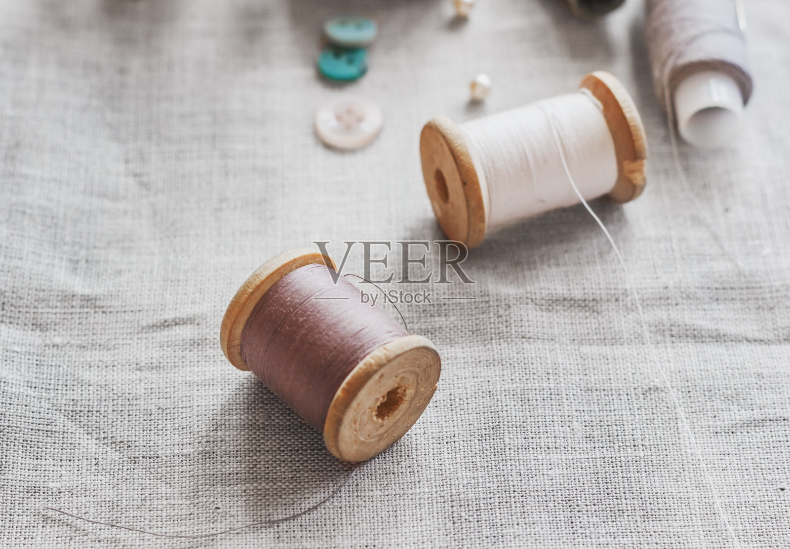 针线包。线、针和钮扣。照片摄影图片