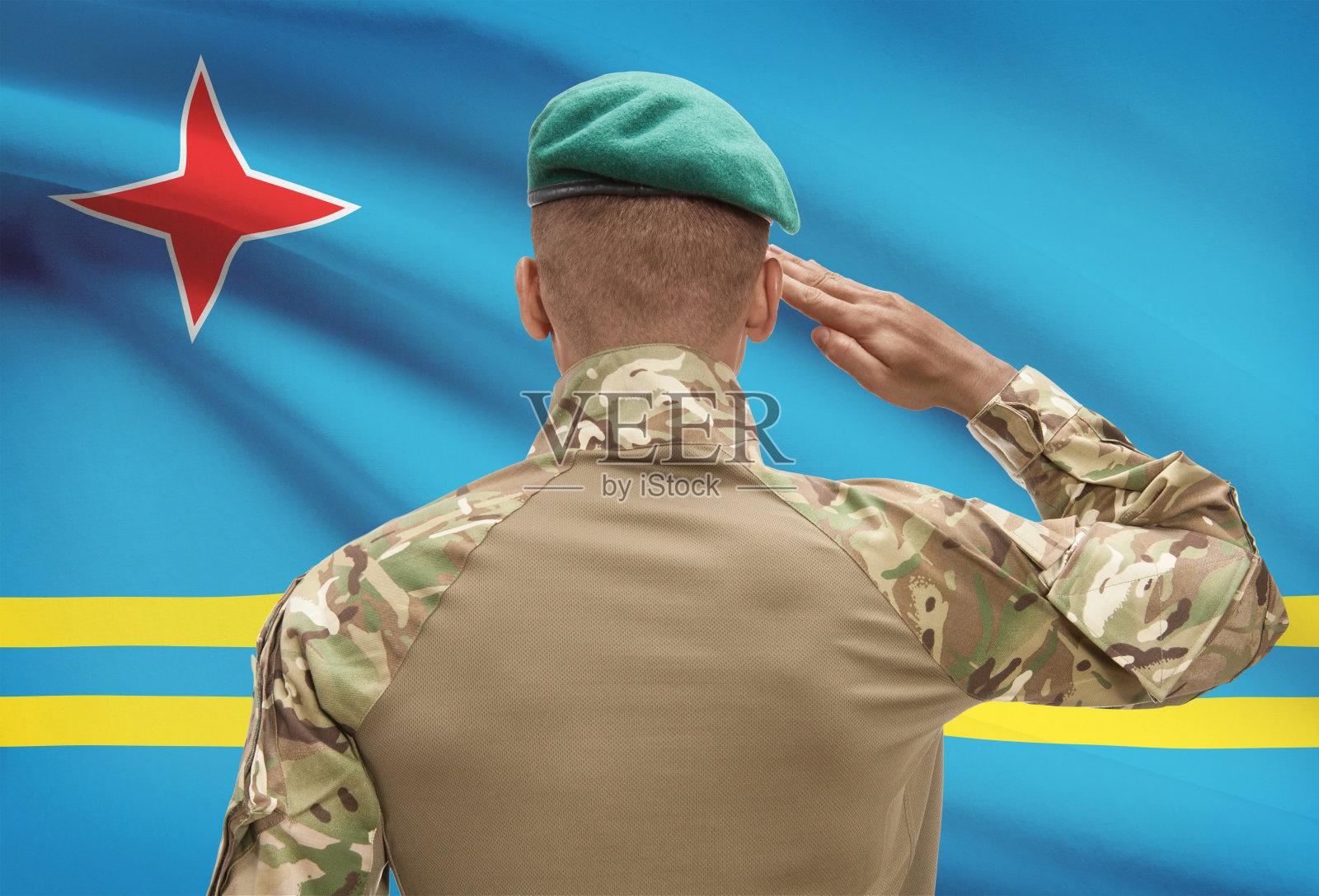 深色皮肤的士兵，背景是阿鲁巴照片摄影图片