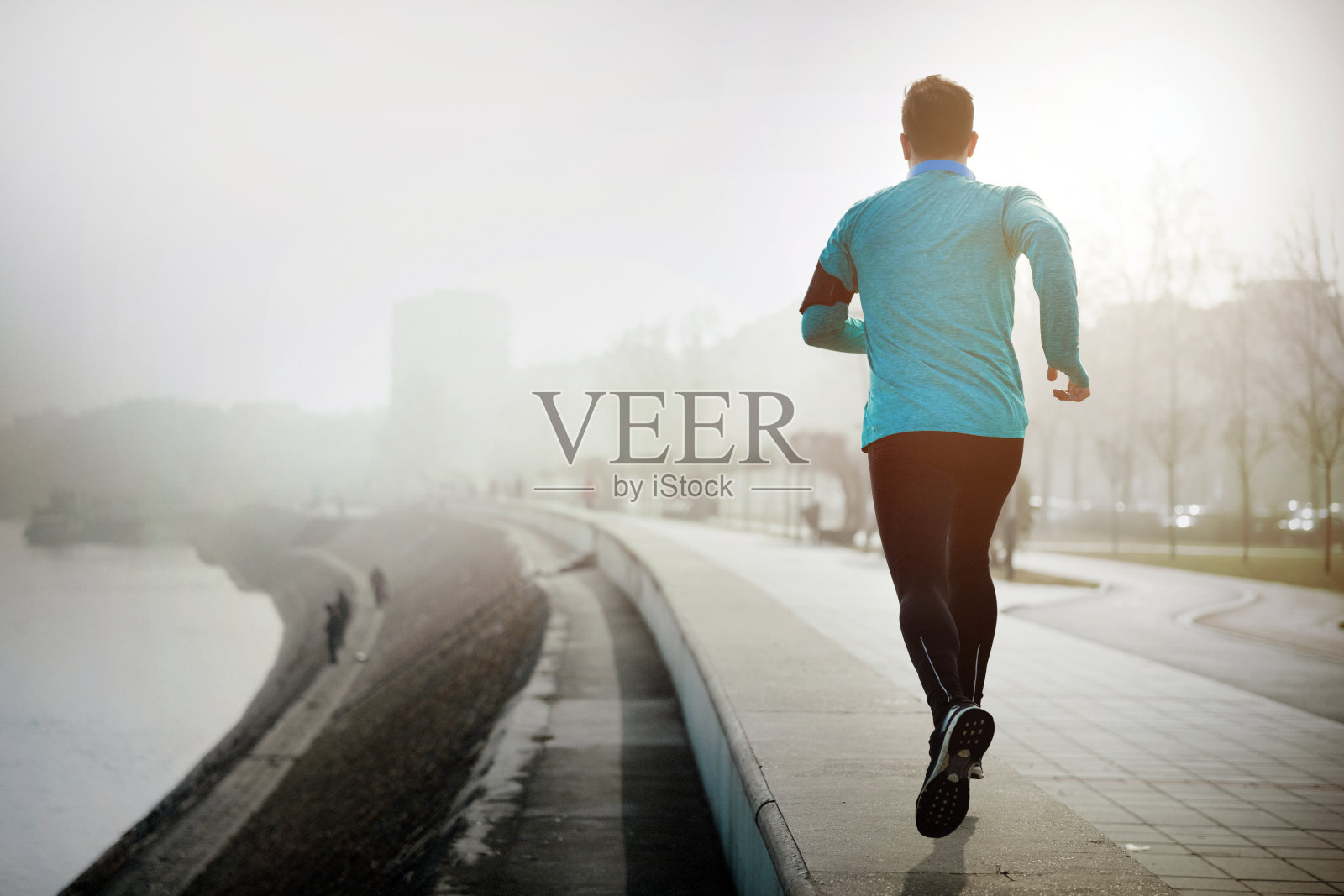 健康坚定的运动员户外慢跑健身锻炼照片摄影图片