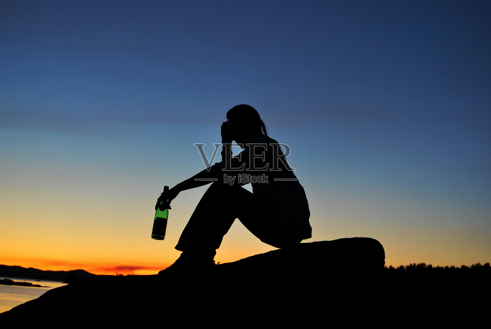 男人在岸边喝酒