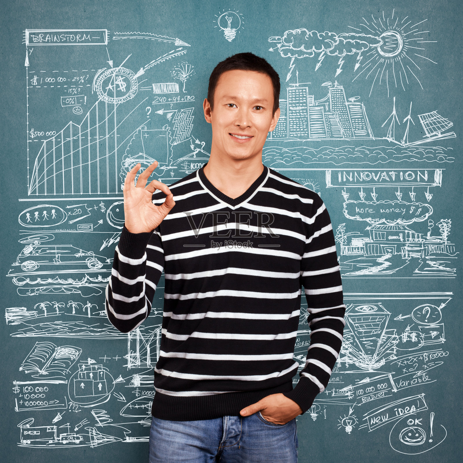 亚洲男人在条纹套头衫照片摄影图片