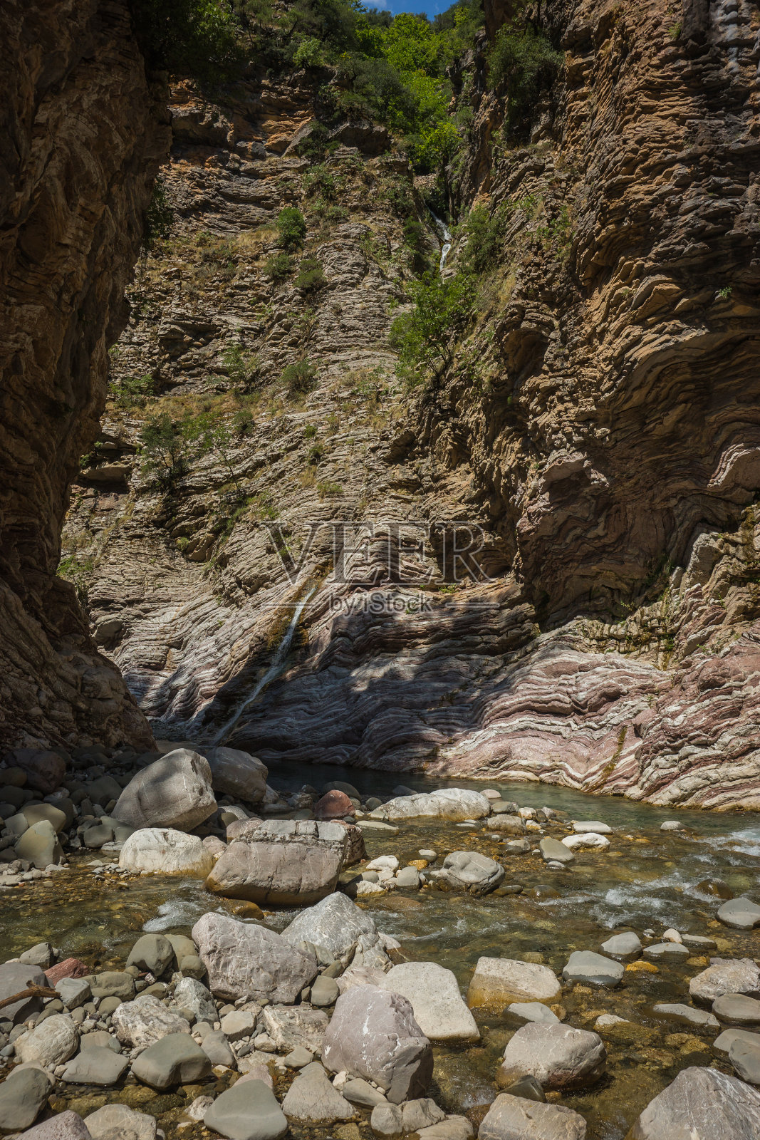 希腊Evritania的Panta Vrexei附近的山河峡谷照片摄影图片