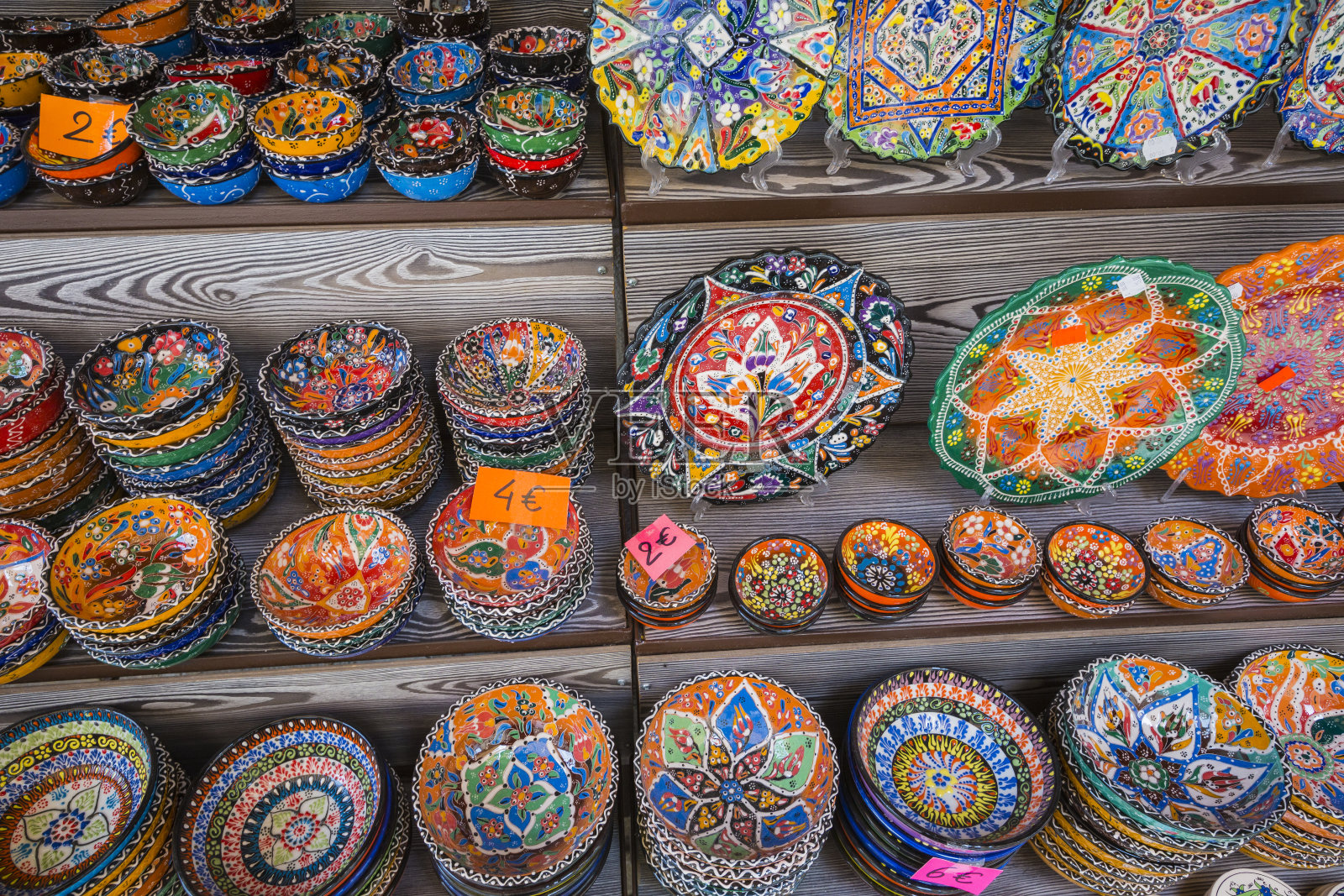 莫斯塔尔老城区街头出售的彩色陶瓷纪念品，波斯尼亚和黑塞哥维那照片摄影图片