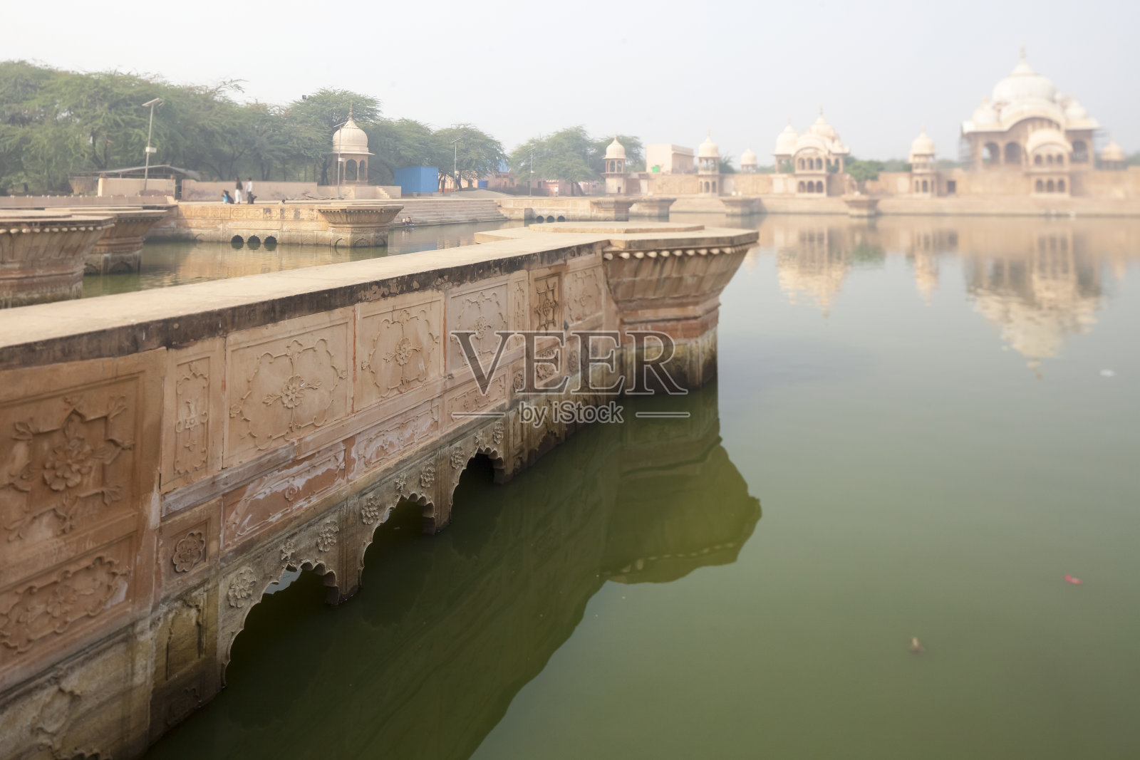 Kusum Sarovar Govardhan Mandir。这个湖是马图拉最受欢迎的地方之一。它旁边是无数的寺庙和静修所。印度北方邦。照片摄影图片