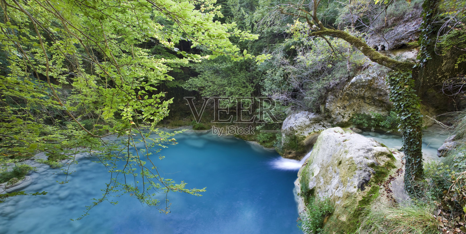 湖泊与小瀑布(全景构图)照片摄影图片