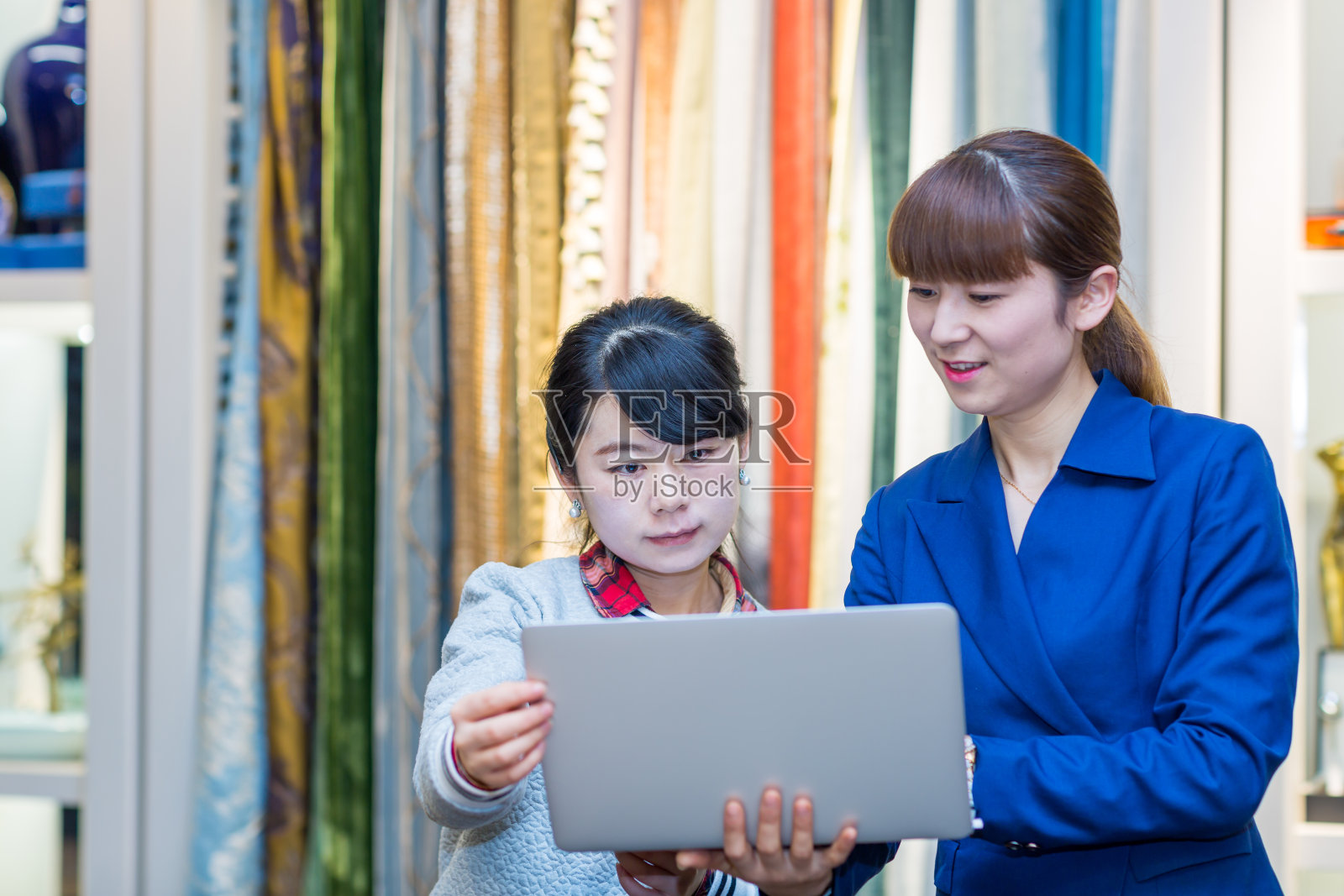 女设计师在办公室讨论设计照片摄影图片