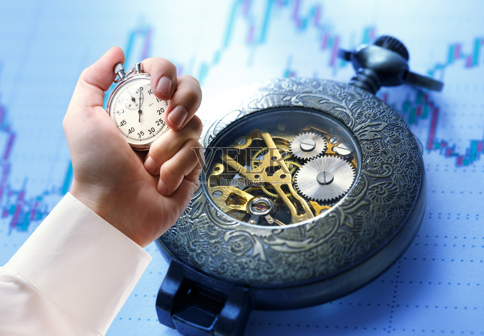 男手上有烛台表、手表和秒表照片摄影图片