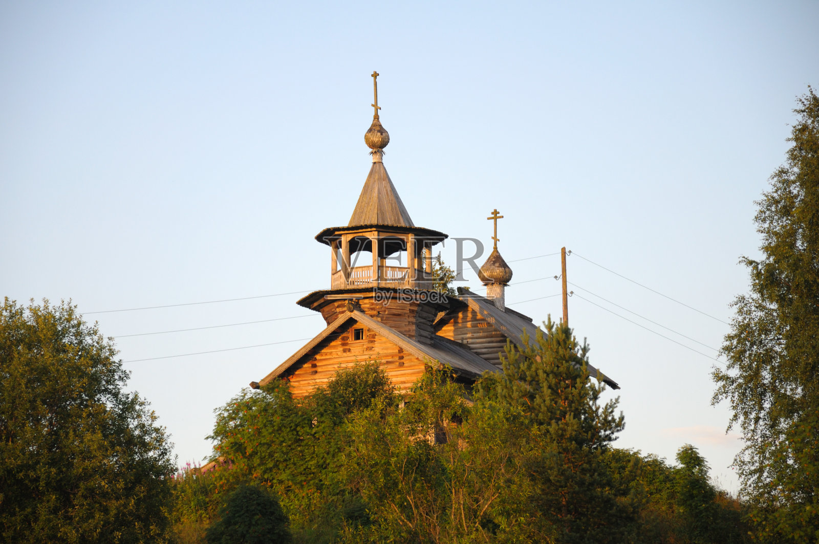 远处山上的一座古老的木制教堂照片摄影图片
