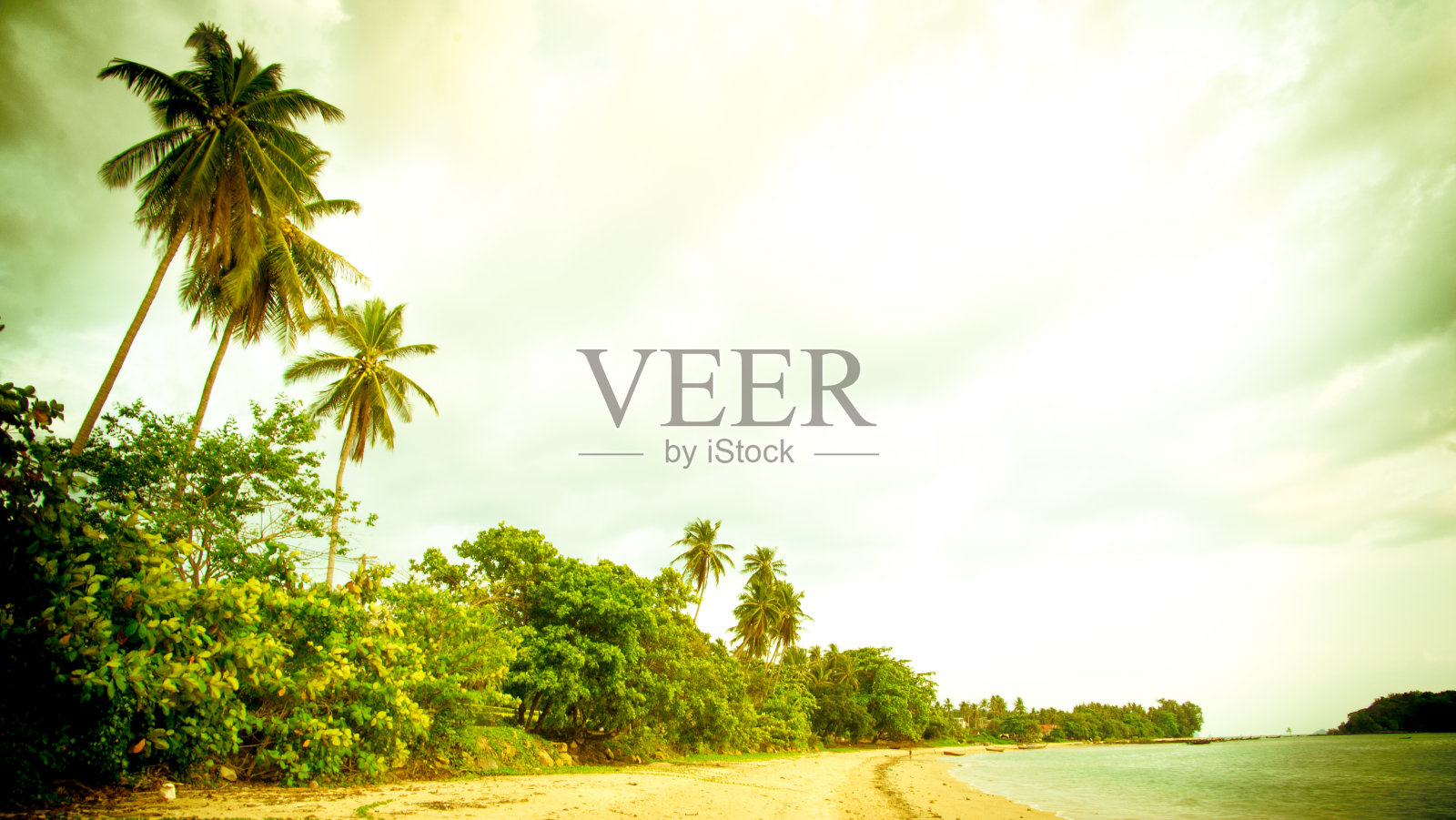 复古海滩和蓝天为背景照片摄影图片