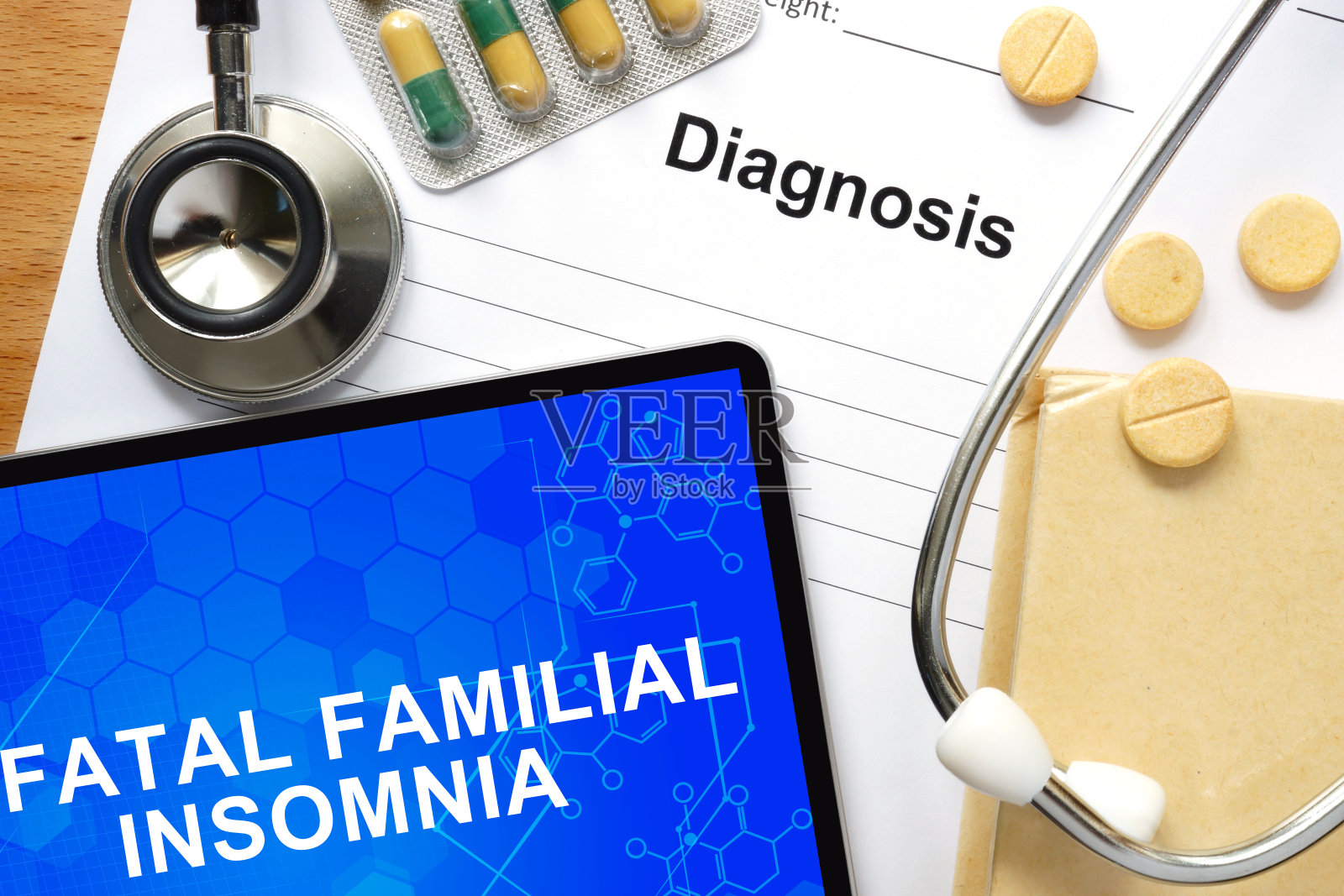 记事本上写着致命家族失眠症和药片照片摄影图片