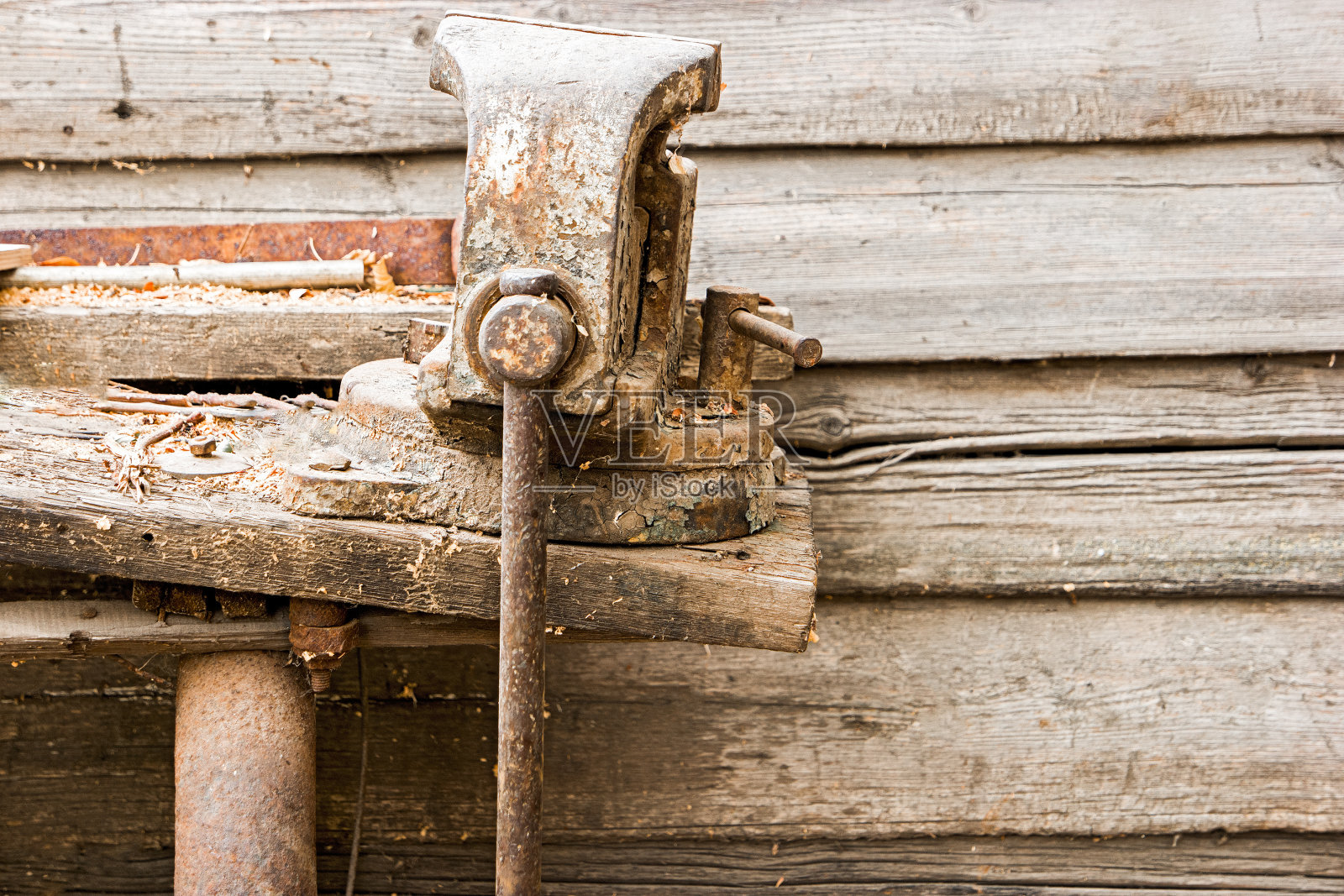 老旧的风化台虎钳和很大的空间照片摄影图片
