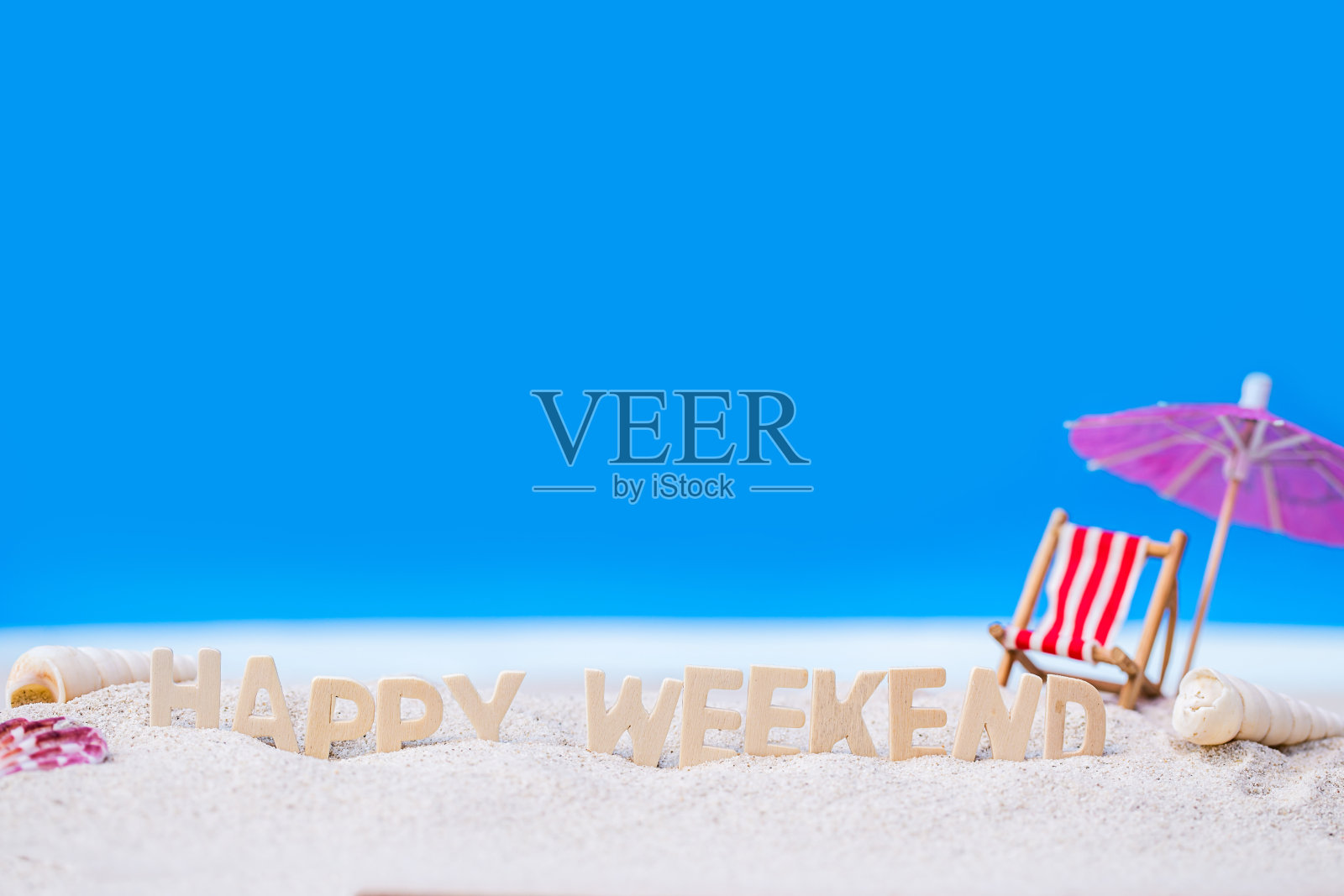 夏日假日用木文、沙滩椅、海等装饰在白色沙滩上照片摄影图片