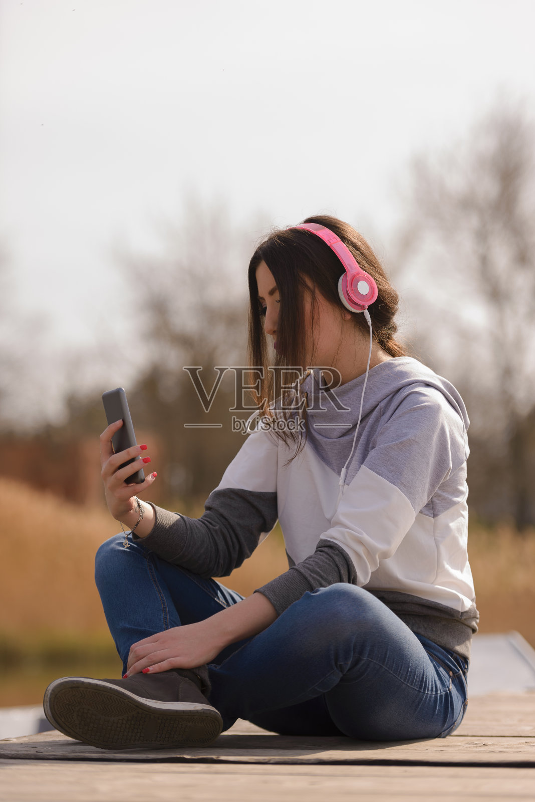 年轻女子喜欢码头照片摄影图片