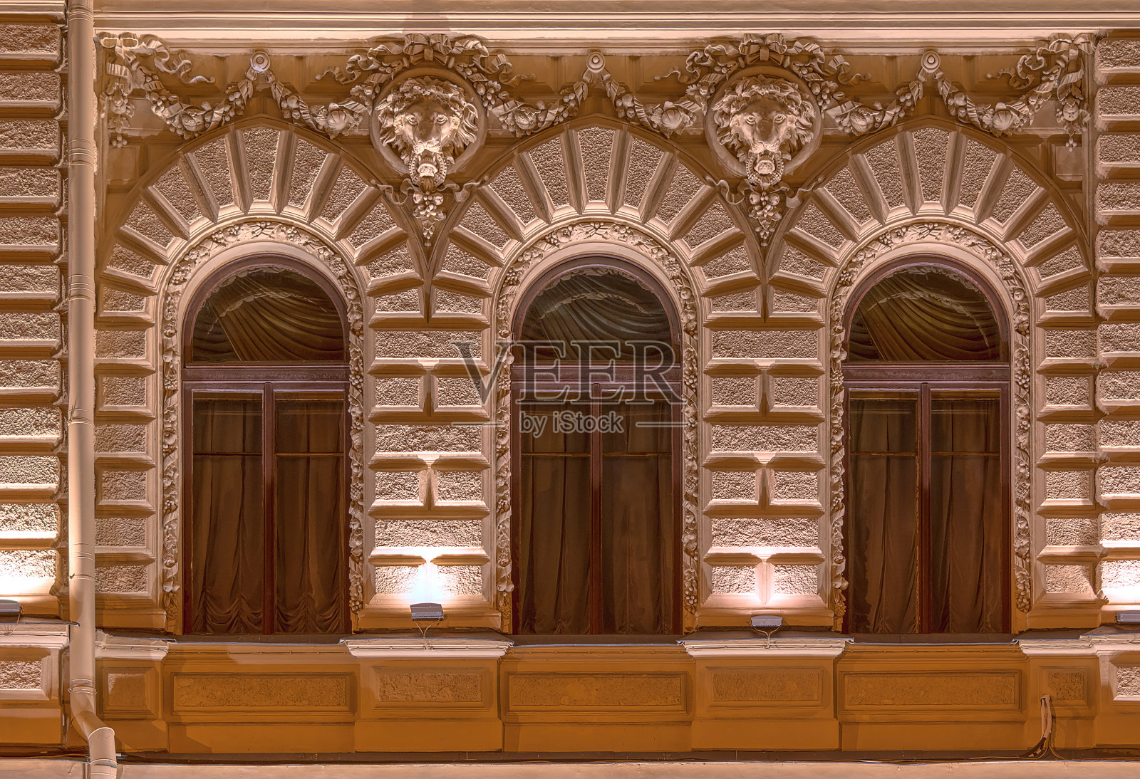 办公楼夜立面窗户照片摄影图片