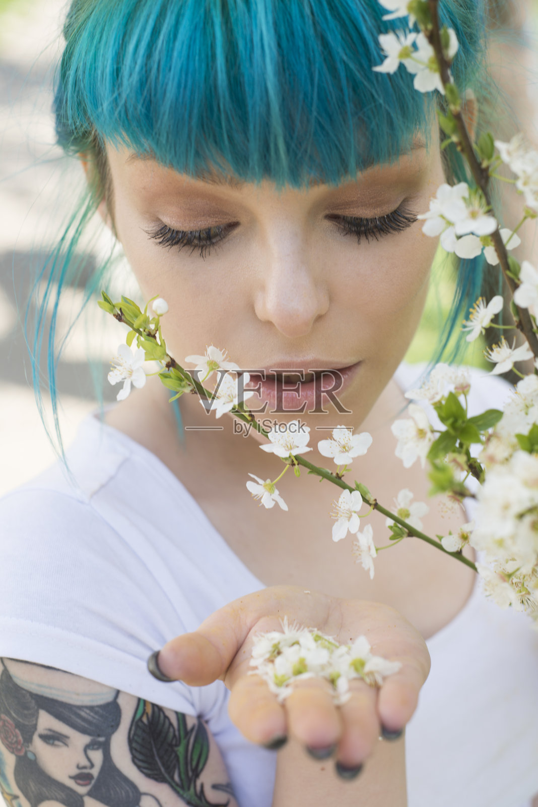 年轻女子用花纹身照片摄影图片