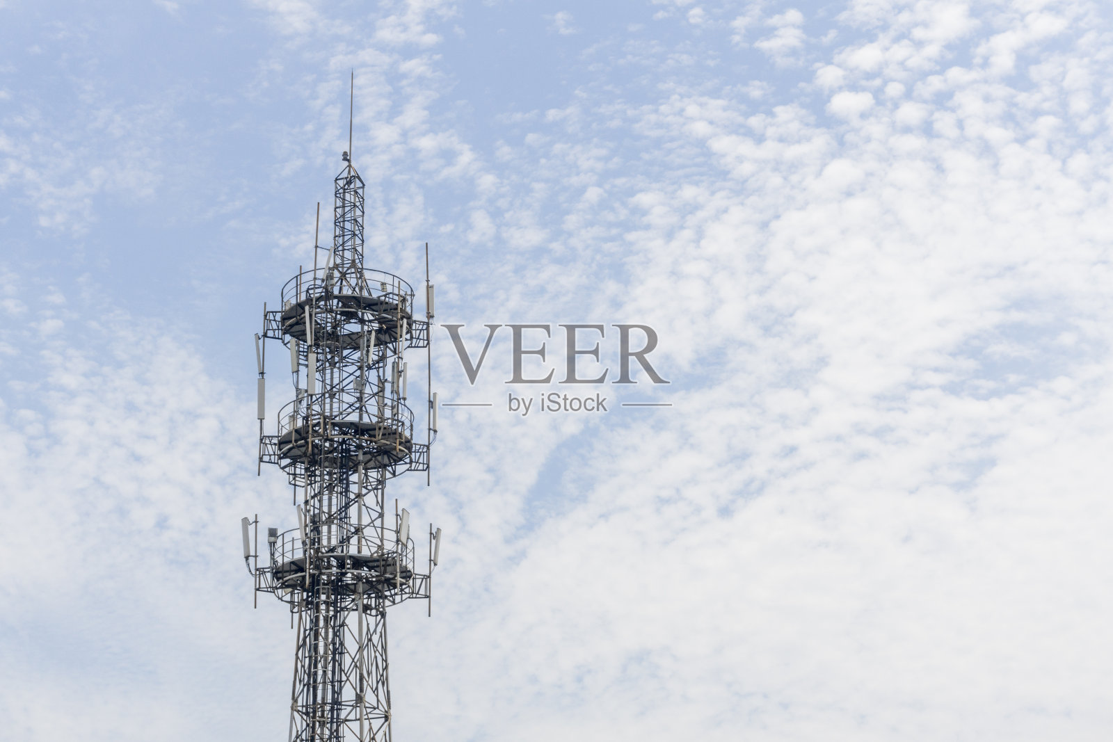 低视角的通信塔照片摄影图片