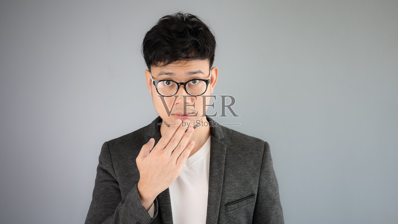 亚洲人做生意的秘密。照片摄影图片