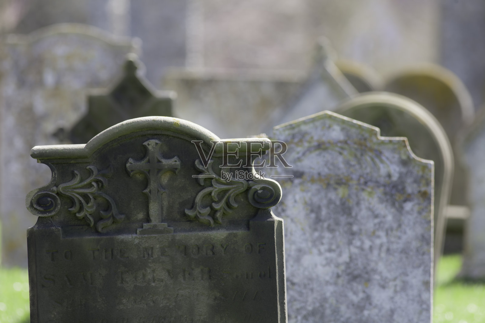 血统。幽灵般的墓地墓碑。照片摄影图片