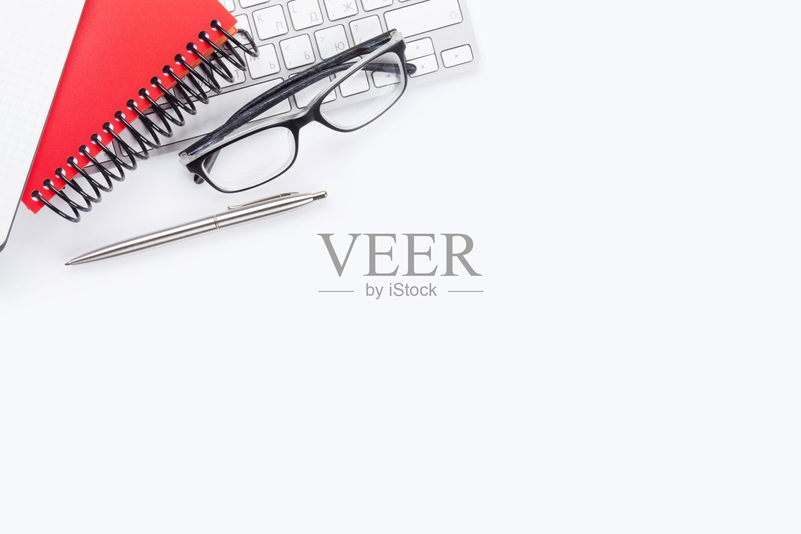 的办公桌上照片摄影图片