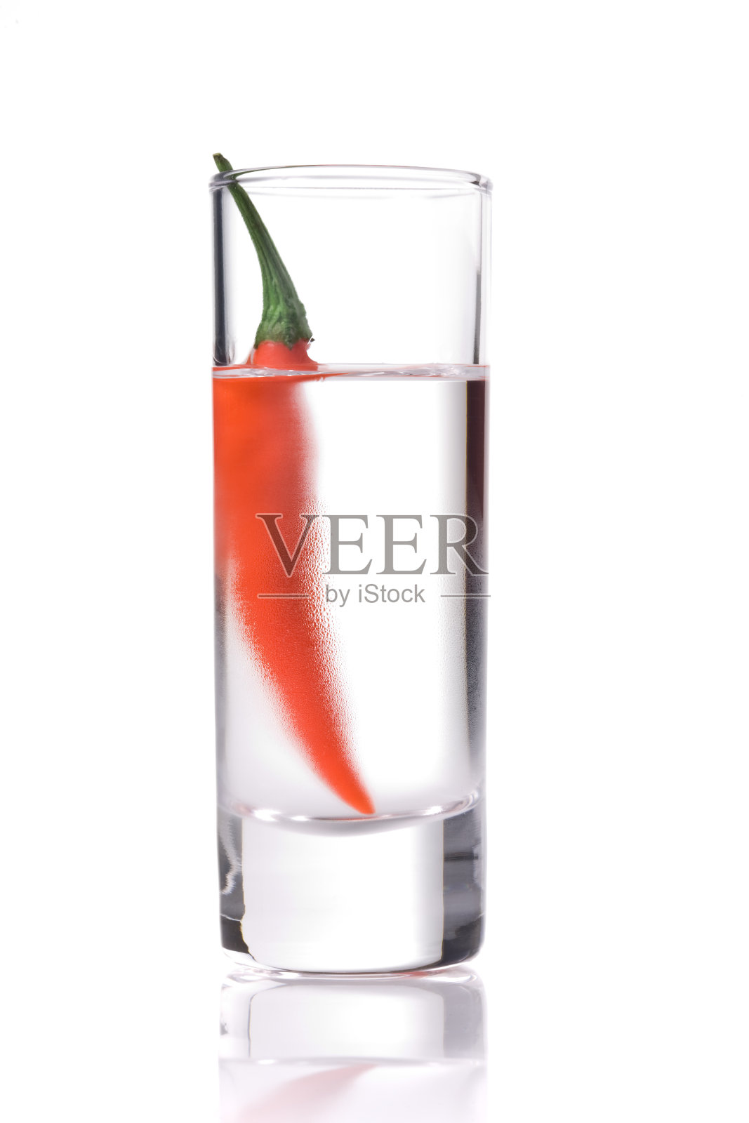 一杯加红辣椒的伏特加照片摄影图片