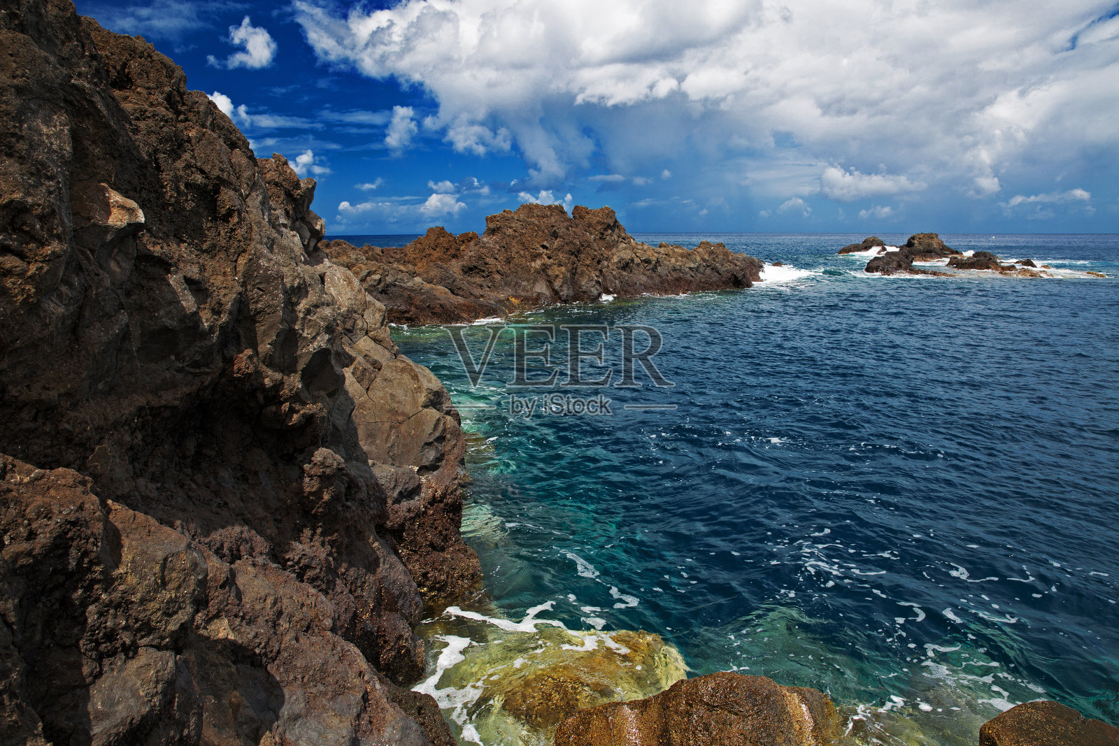 大西洋多岩石的海岸照片摄影图片