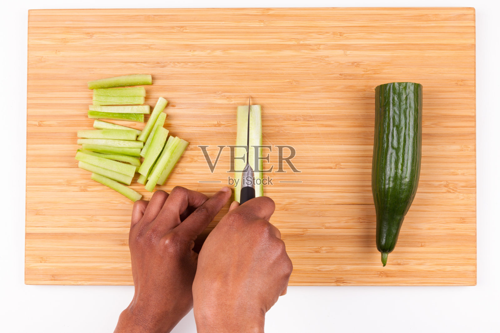 非裔美国妇女用手切黄瓜——平放照片摄影图片