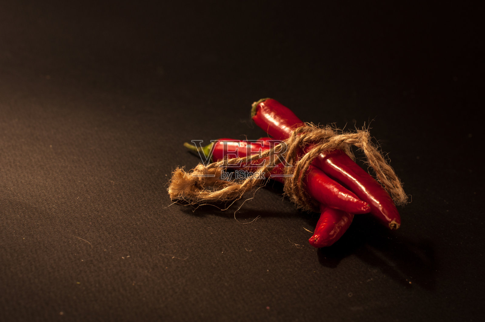 黑色背景上的红辣椒照片摄影图片
