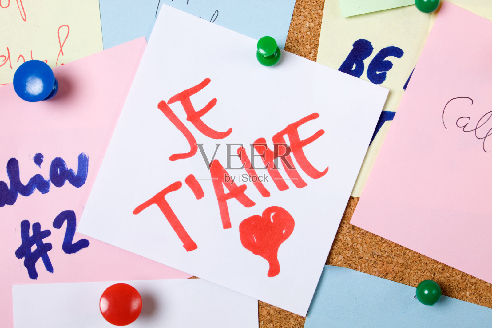 软木板上的爱之便笺照片摄影图片