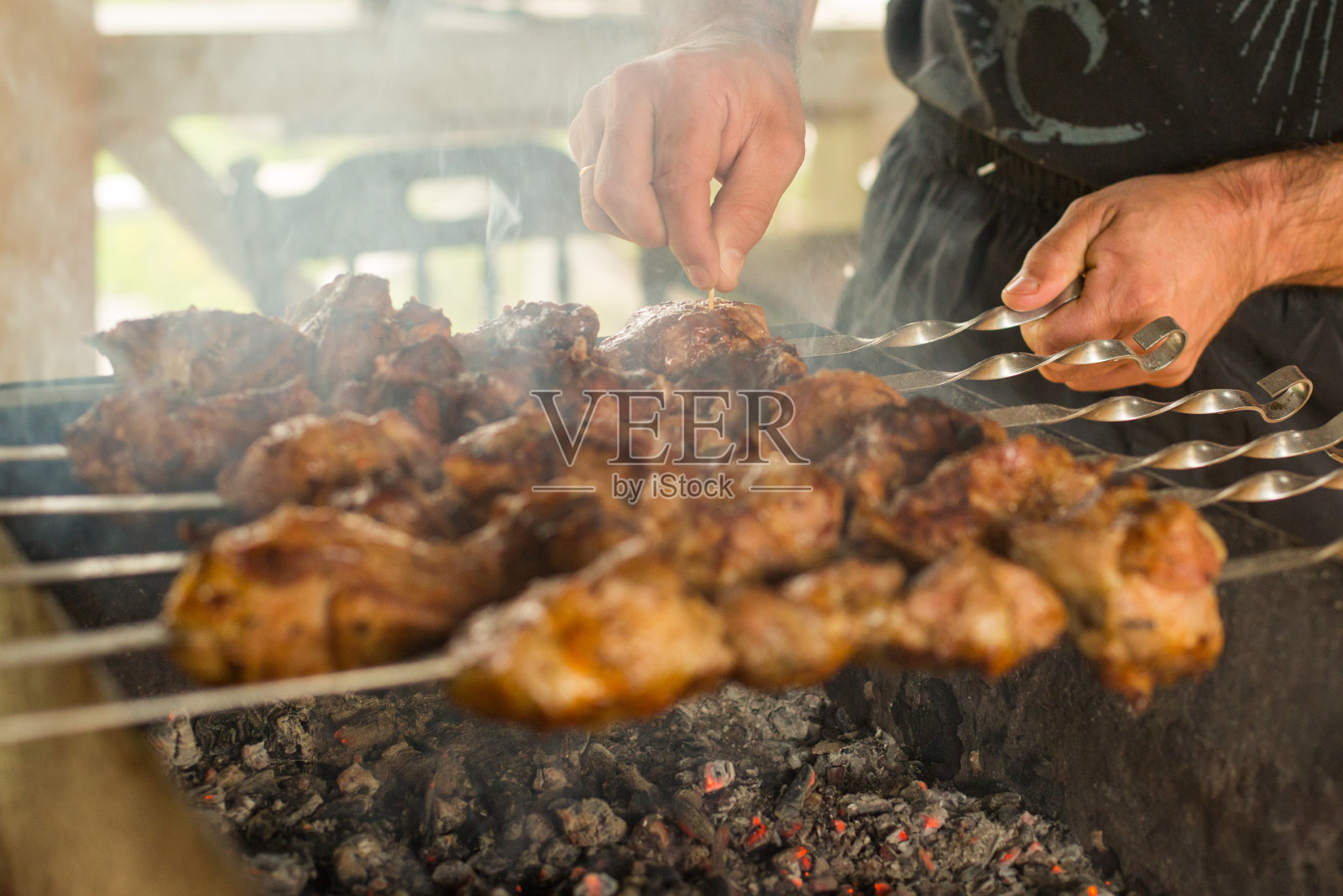 户外烧烤聚会。特写镜头。照片摄影图片