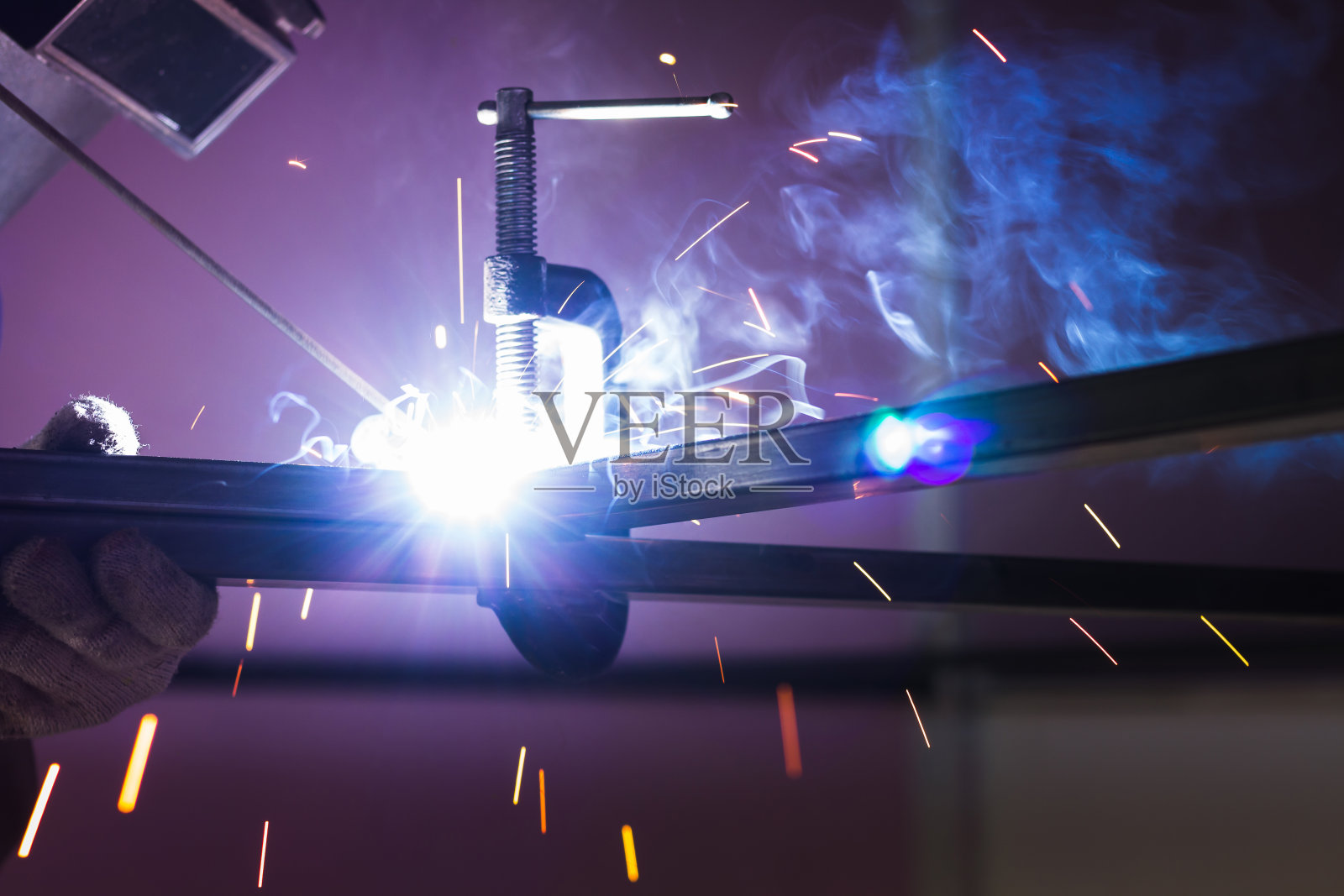 近距离焊接金属与蓝色电弧火花照片摄影图片