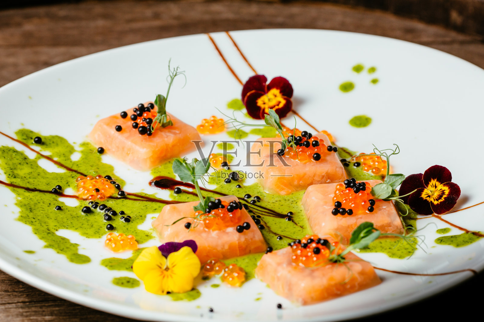 毒蛇从鲑鱼照片摄影图片