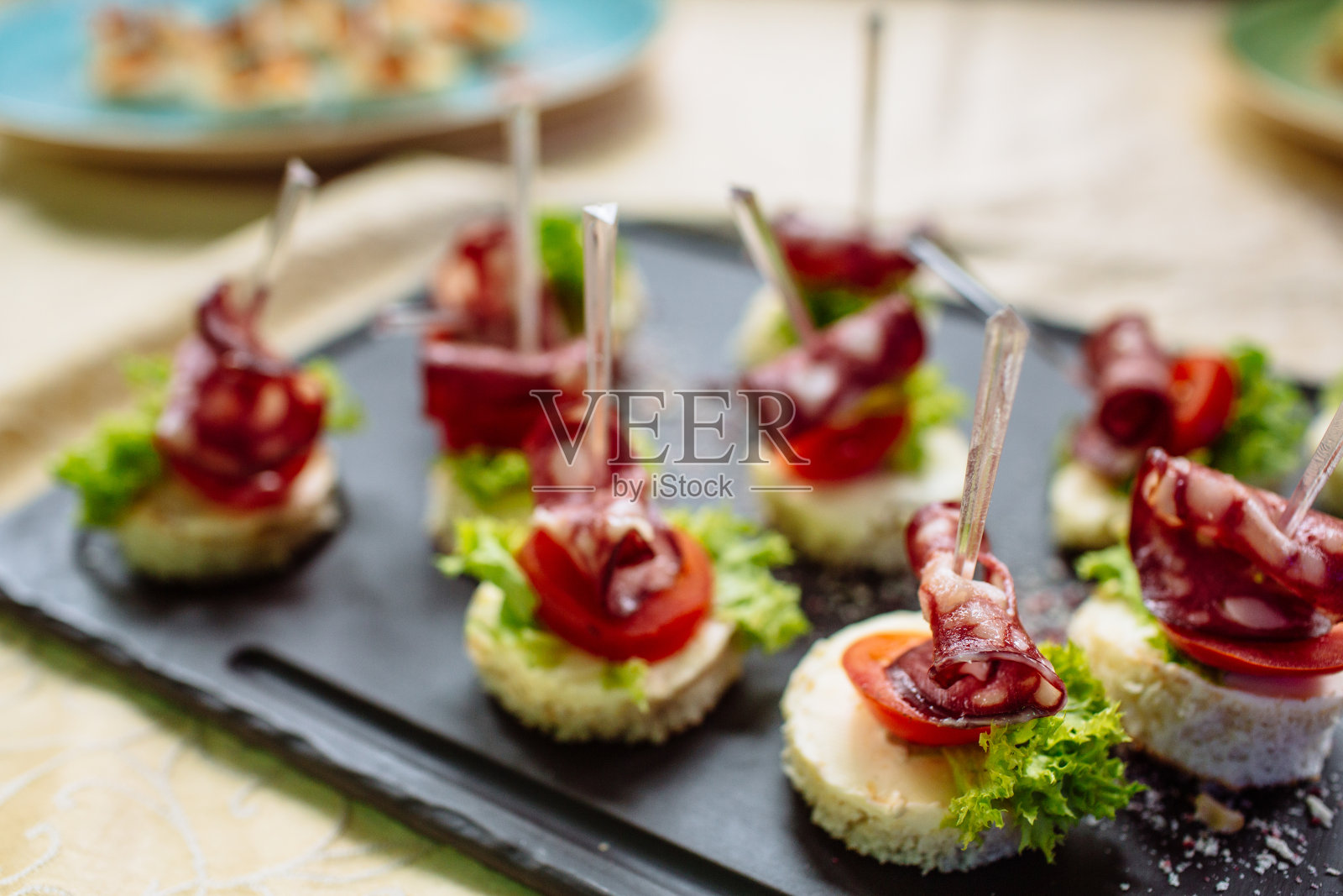 零食和开胃菜。黑石盘上的西班牙小吃。照片摄影图片