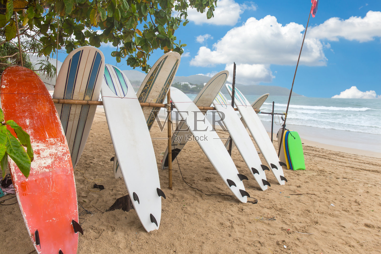 在泰国普吉岛卡塔海滩的沙滩冲浪板照片摄影图片