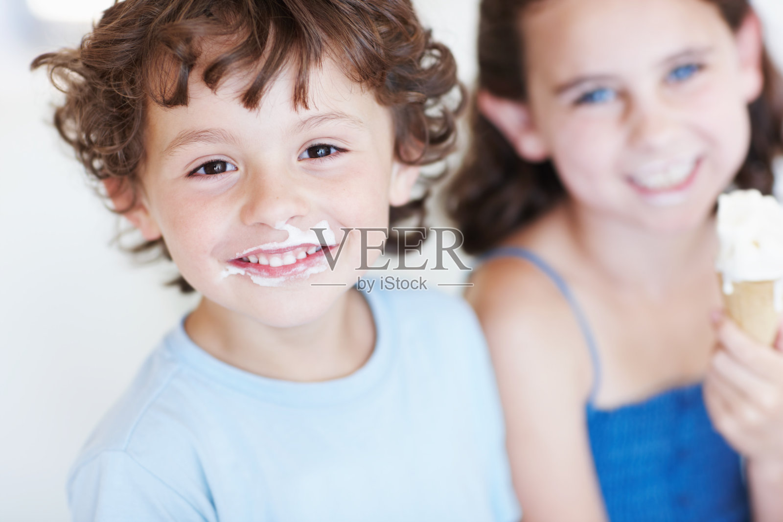 只有小男孩才能吃冰淇淋照片摄影图片