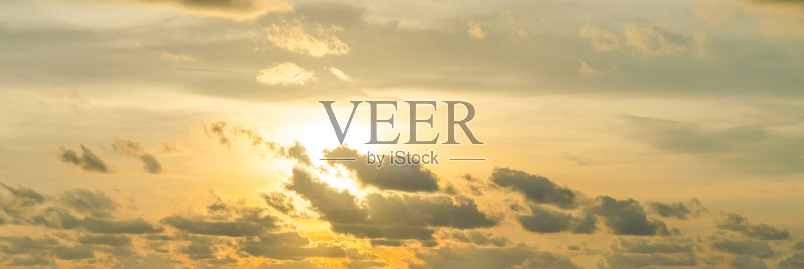 夕阳背后的云和橙色的天空照片摄影图片