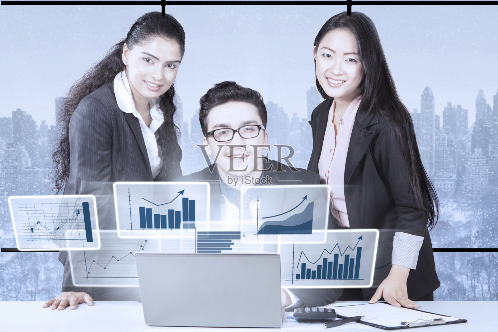 拥有虚拟财务统计的会计师照片摄影图片