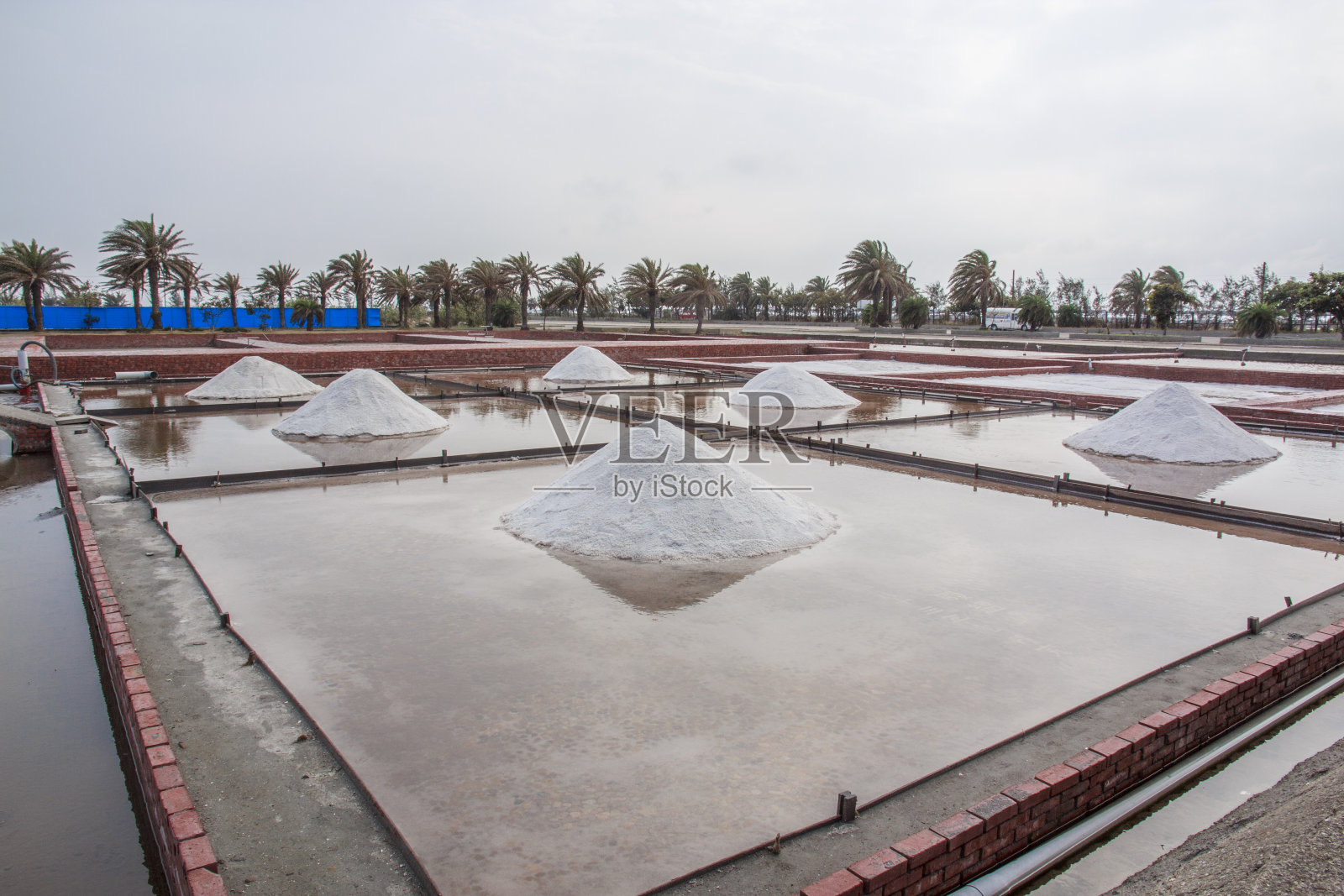 台湾七固盐山盐田照片摄影图片