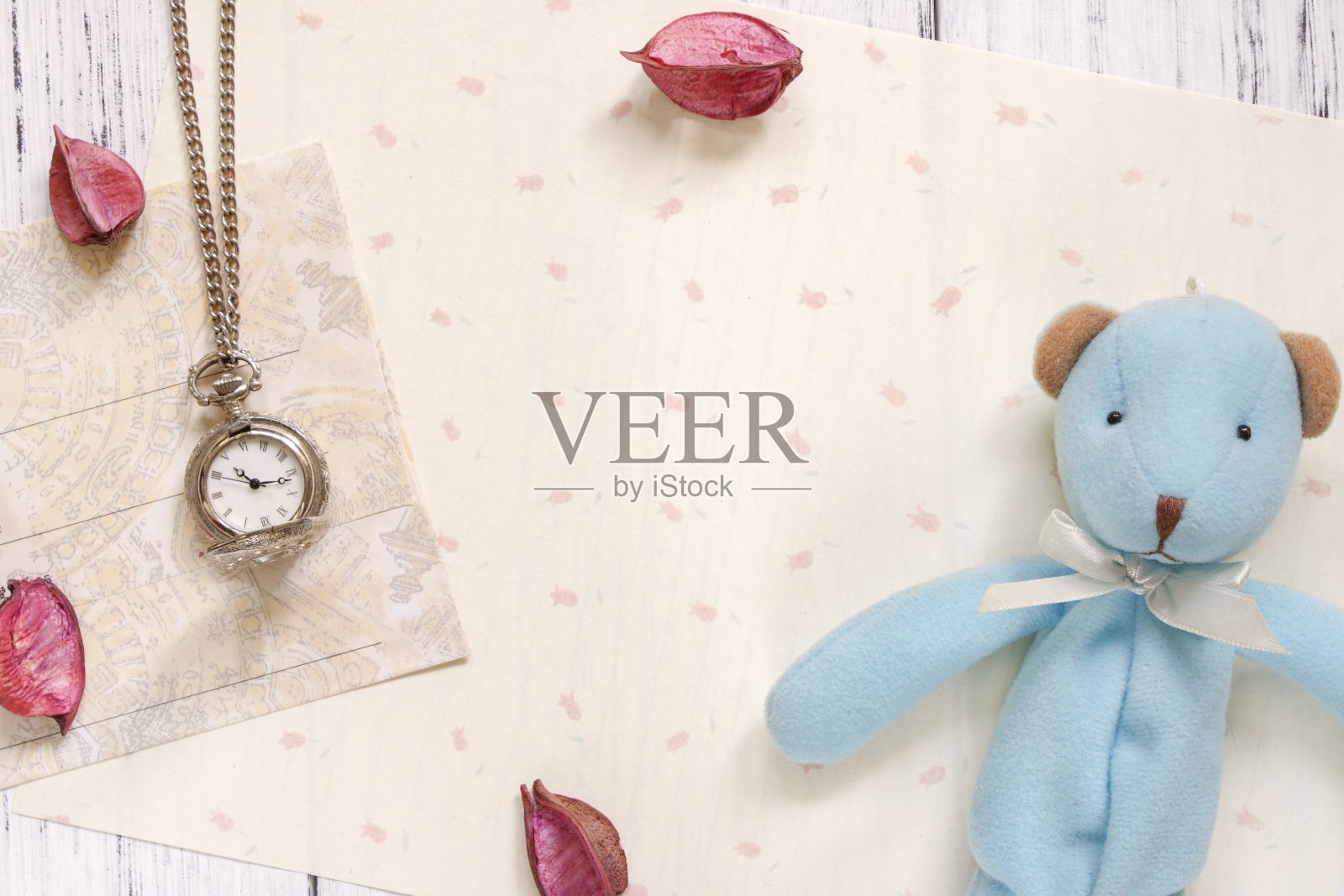 股票摄影平躺文字信信封口袋钟和可爱的蓝色小熊娃娃照片摄影图片