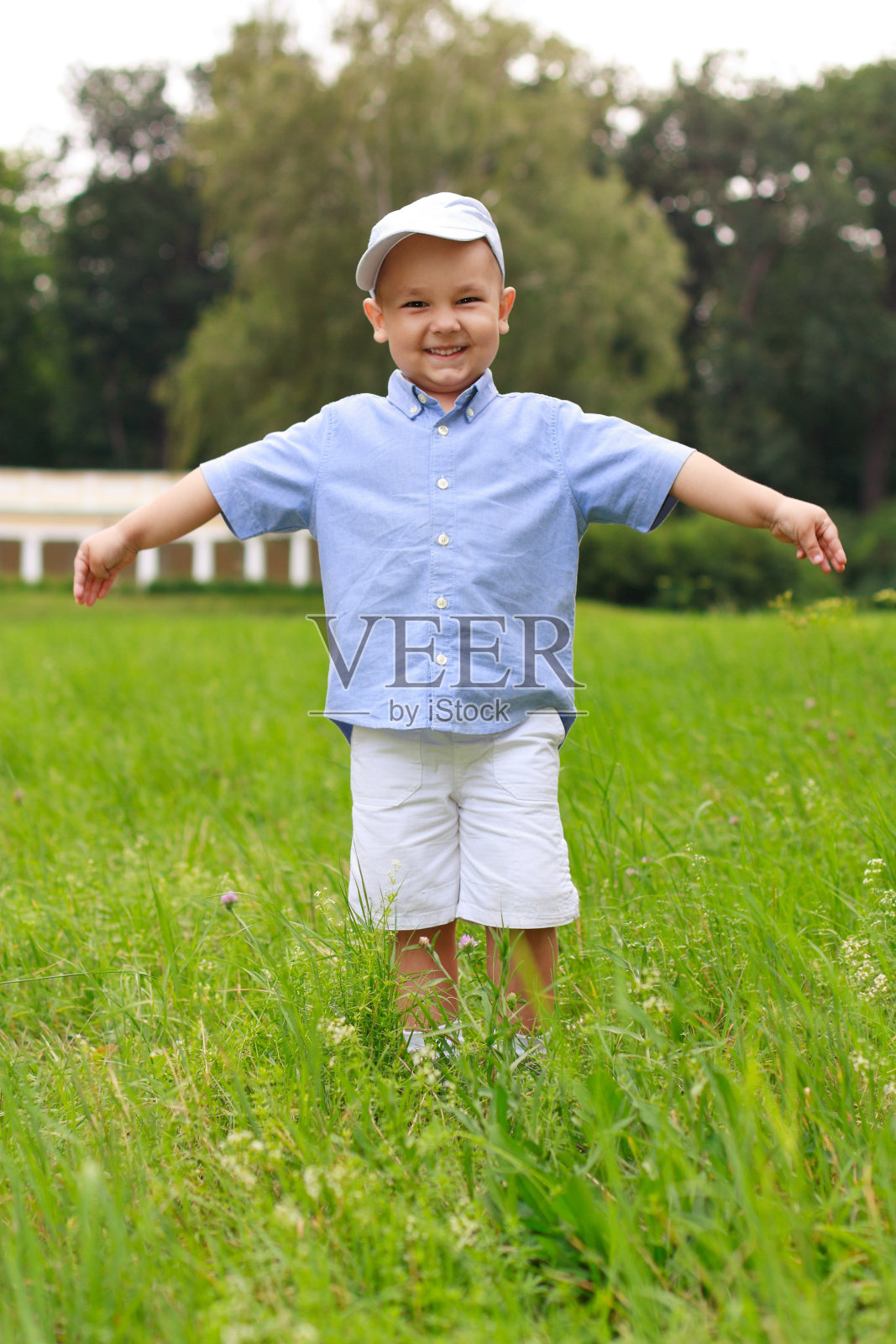 在公园里微笑的亚洲孩子照片摄影图片